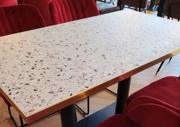 création de table en terrazzo dans un restaurant