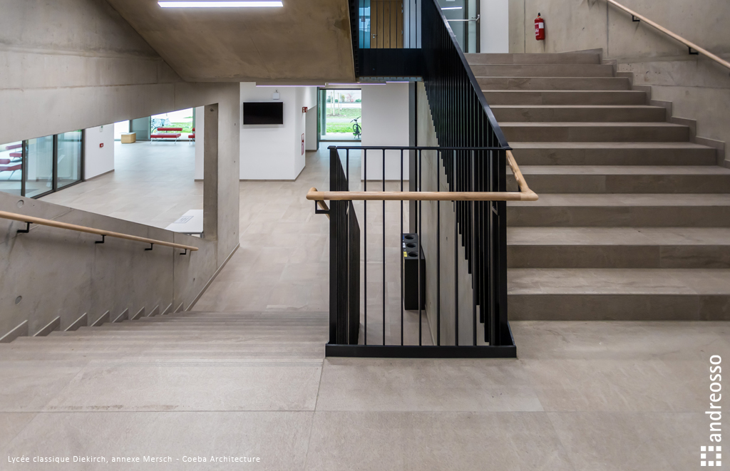 cage d’escalier marche en carrelage