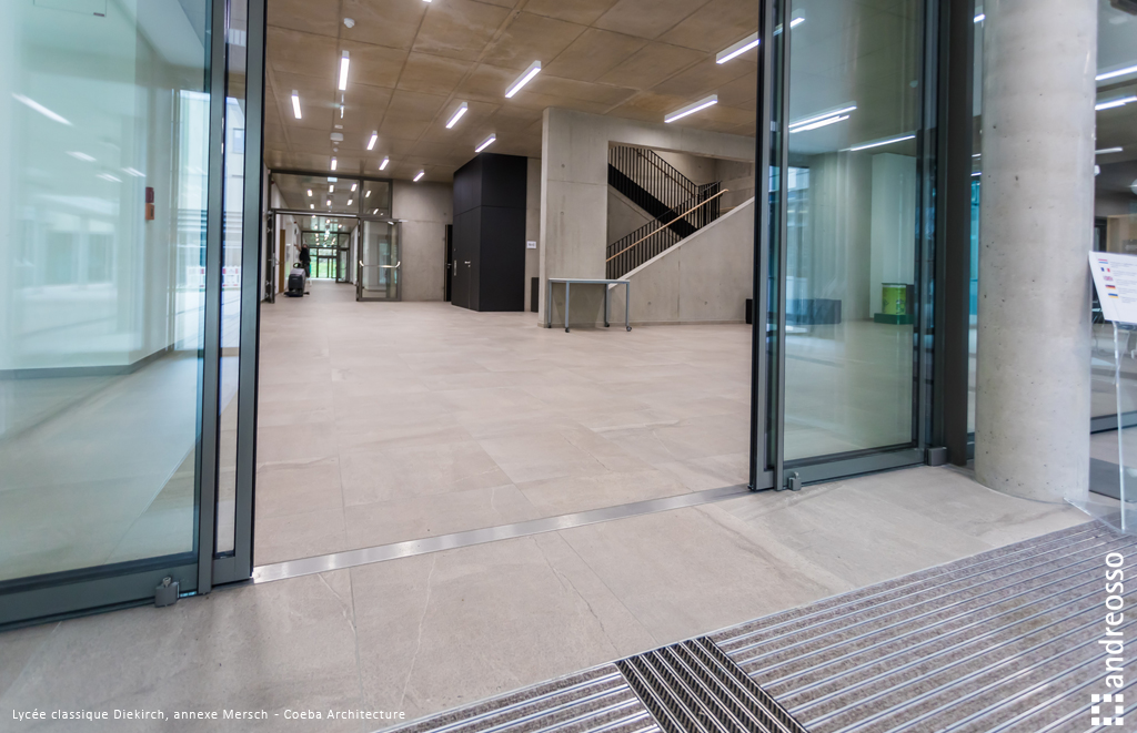 entrée en carrelage du lycée